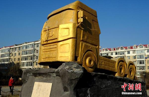 長(zhǎng)春一小區(qū)現(xiàn)“土豪金”汽車雕塑