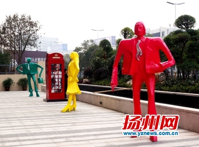 現(xiàn)代雕塑亮相街頭 （深圳左堂雕塑，專業(yè)雕塑設計與雕塑制作）