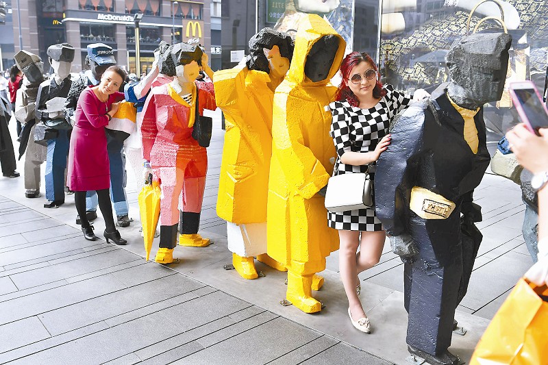 成都春熙路“冒雨排隊(duì)”雕塑作品火了