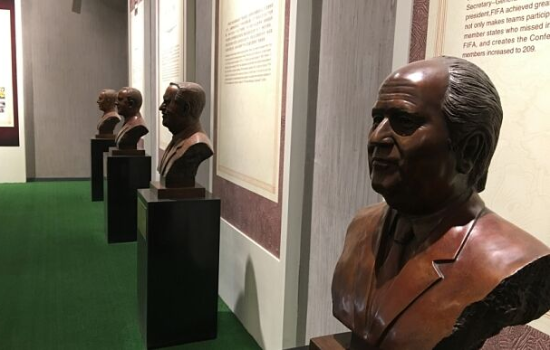 中國(guó)博物館陳列布拉特雕塑 英媒：他在這是英雄(圖)