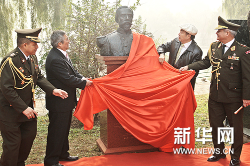 袁熙坤創(chuàng)作秘魯民族英雄《博羅內西》雕塑在京安放