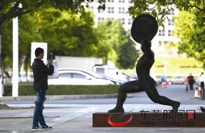來和名人合影吧！“影響中國的東莞人”雕塑落成揭幕(圖)