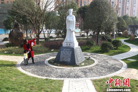 探訪全國(guó)首家廉政文化雕塑園：警句石刻引眾多市民觀看