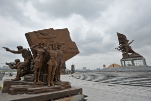 建軍雕塑廣場9組雕塑安裝完成 預(yù)計月底全部完工